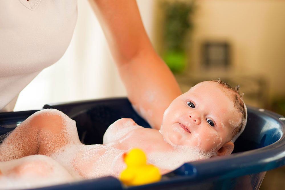 Должны ли родители открывать головку при подмывании?
