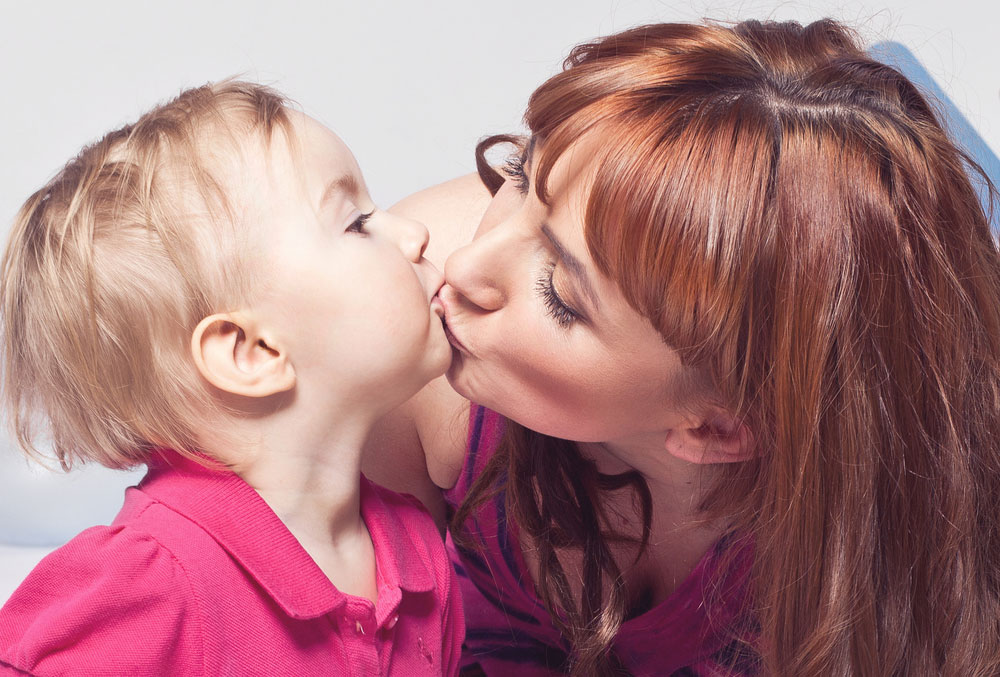 Можно ли целовать ребенка в губы?